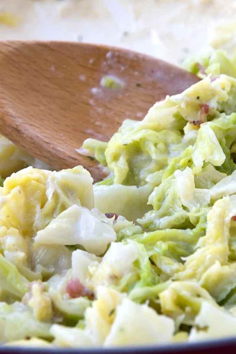 Wirsinggemüse als Beilage zu Bratkartoffeln