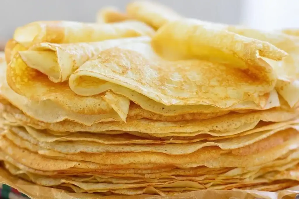 Breiter Stapel zarter pfannkuchen ohne ei auf Backpapier