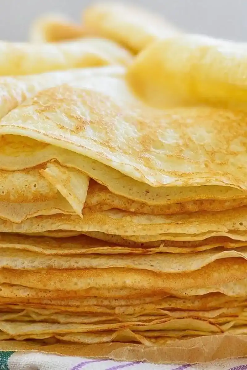 Hoher Stapel goldbrauner, fluffiger pfannkuchen ohne ei.
